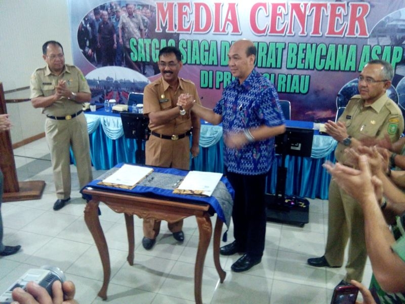 RAPP Director, Mulia Nauli, signed MoU with Riau province government to combat forest fire