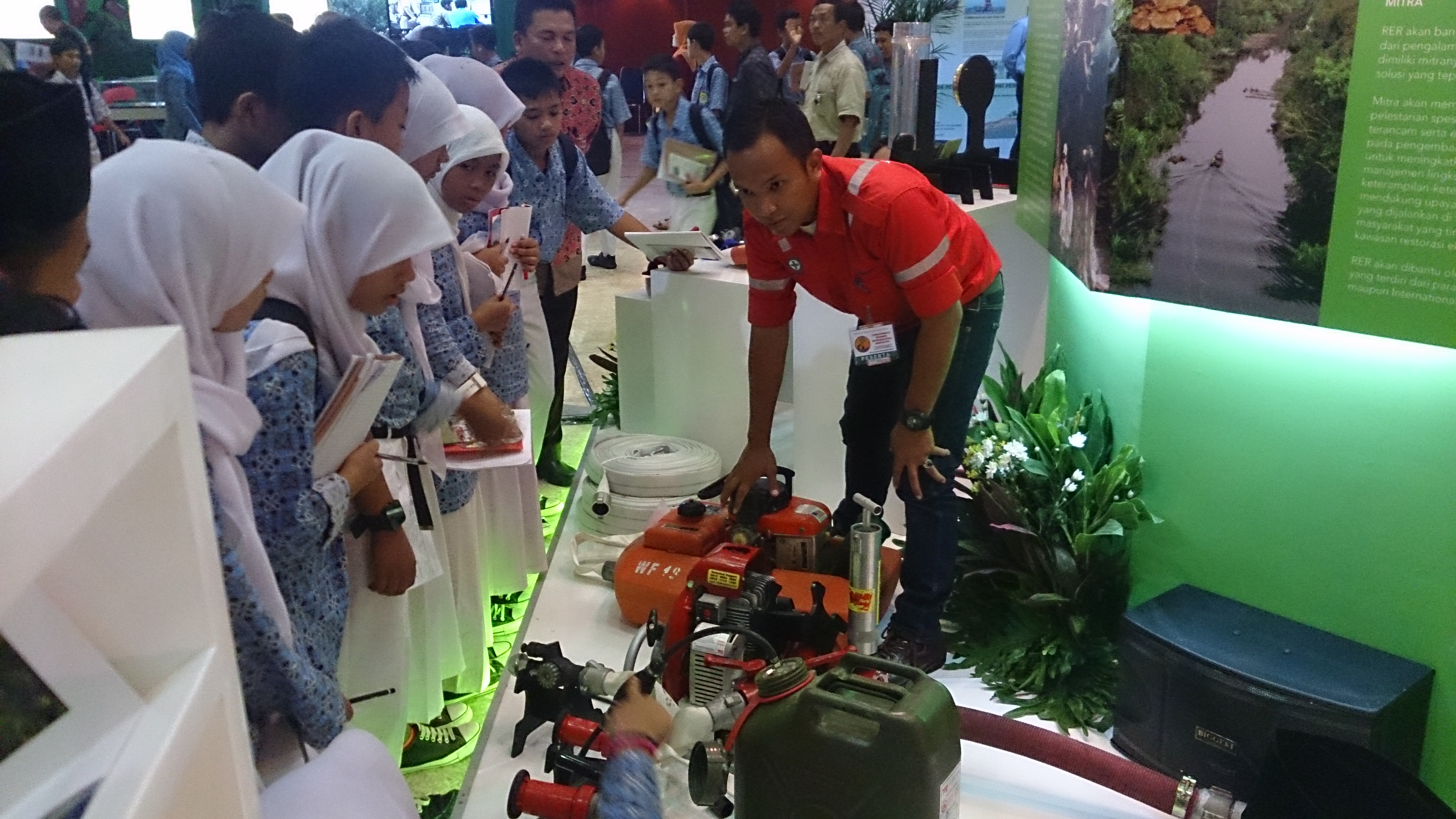 RAPP Fire Fighter, Panji Bintoro explains to students how the fire supression equipments are used. 