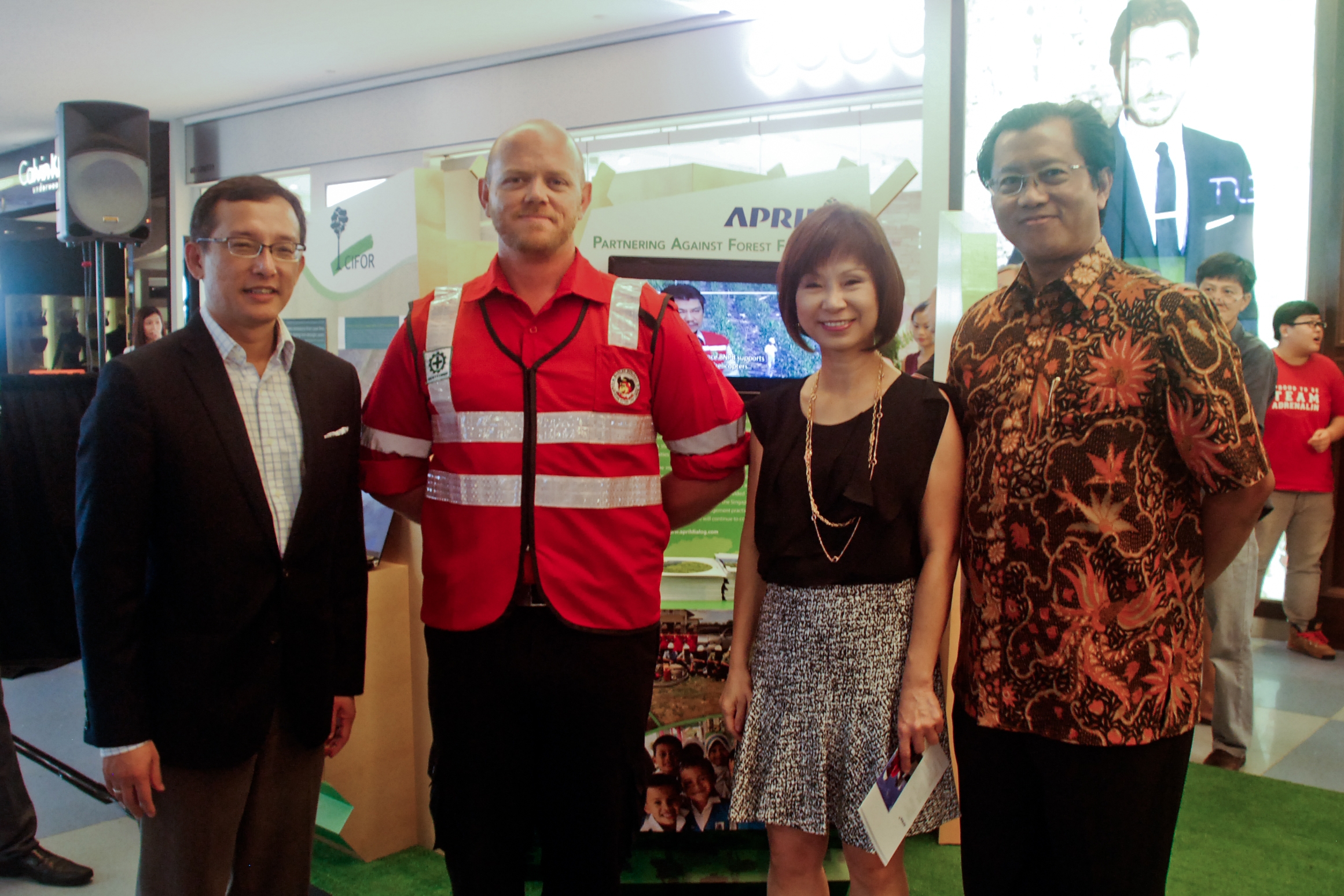 Prof. Simon Tay, Ian Wevell (APRIL), Dr. Amy Khor, Petrus Gunarso (APRIL) at SIIA campaign to stop fire and haze.
