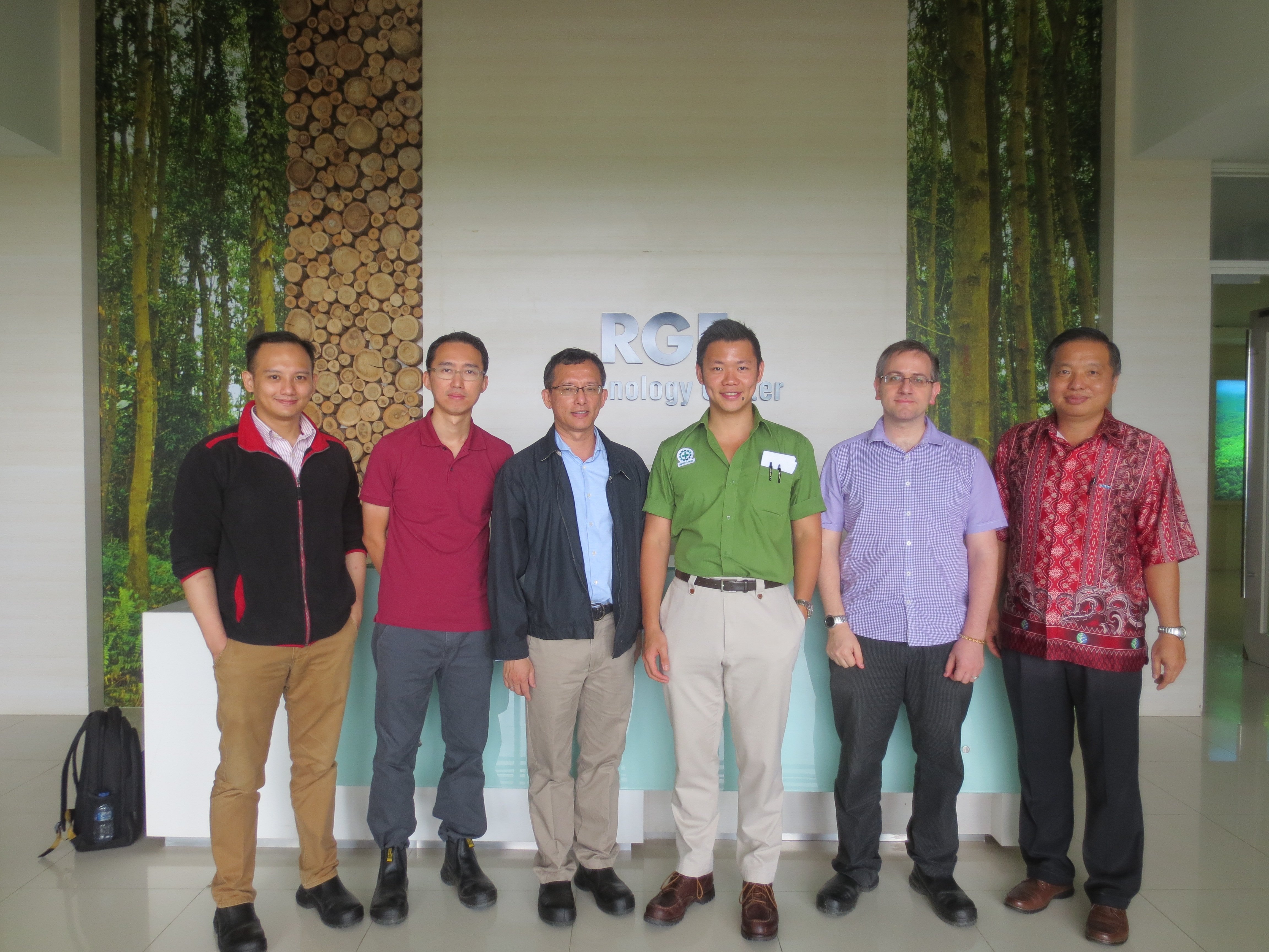 The team from NUS and SIIA with Anderson Tanoto at the RGE's research and technology center in Riau province. 