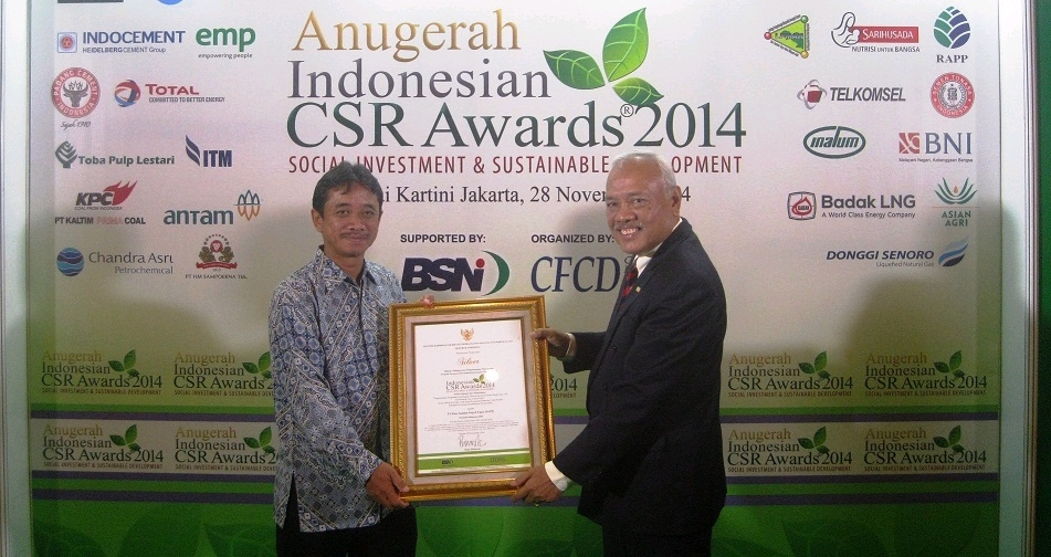 Hartjahjo Ariawan from RAPP Community Development department received the Indonesian CSR Awards on behalf of PT. RAPP