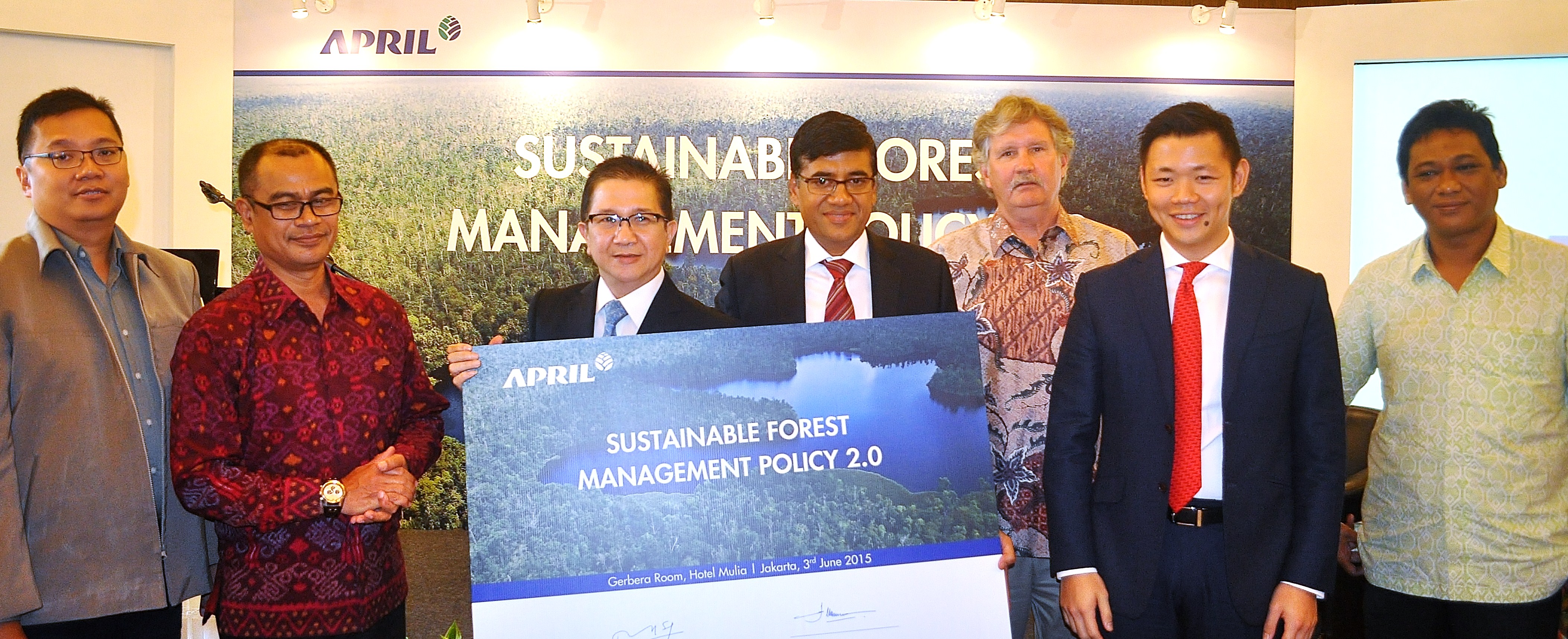 From left to right: Aditya Bayunanda WWF Indonesia, Ida Bagus Putera Parthama Director General Sustainable Forest Management Ministry of Environment and Forestry, President Director PT. Riau Andalan Pulp and Paper (RAPP) Tony Wenas, President APRIL Praveen Singhavi, Chairman of Stakeholder Advisory Committee (SAC) Joseph Lawson, RGE Director Anderson Tanoto, Greenpeace Bustar Maitar 