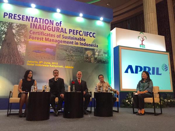 Dradjat Wibowo, IFCC Chairman (second from left) speaks at the event. 