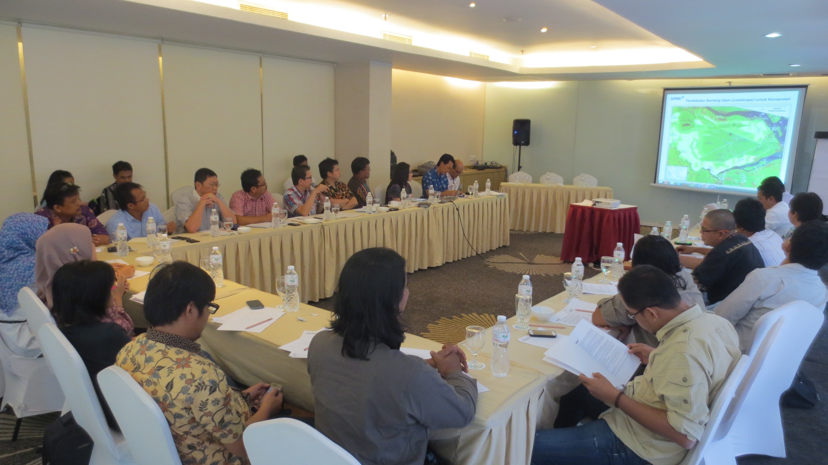 Led by Tony Wenas, MD of APRIL Indonesia Operations, APRIL team discusses the details of SFMP 2.0 with NGO representatives in Riau. 