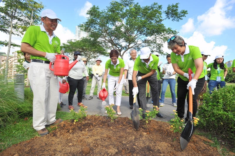 Dari kiri - Ketua Grup APRIL Tuan Bey Soo Khiang, Menteri Senior Negara Josephine Teo, NParks ACEO