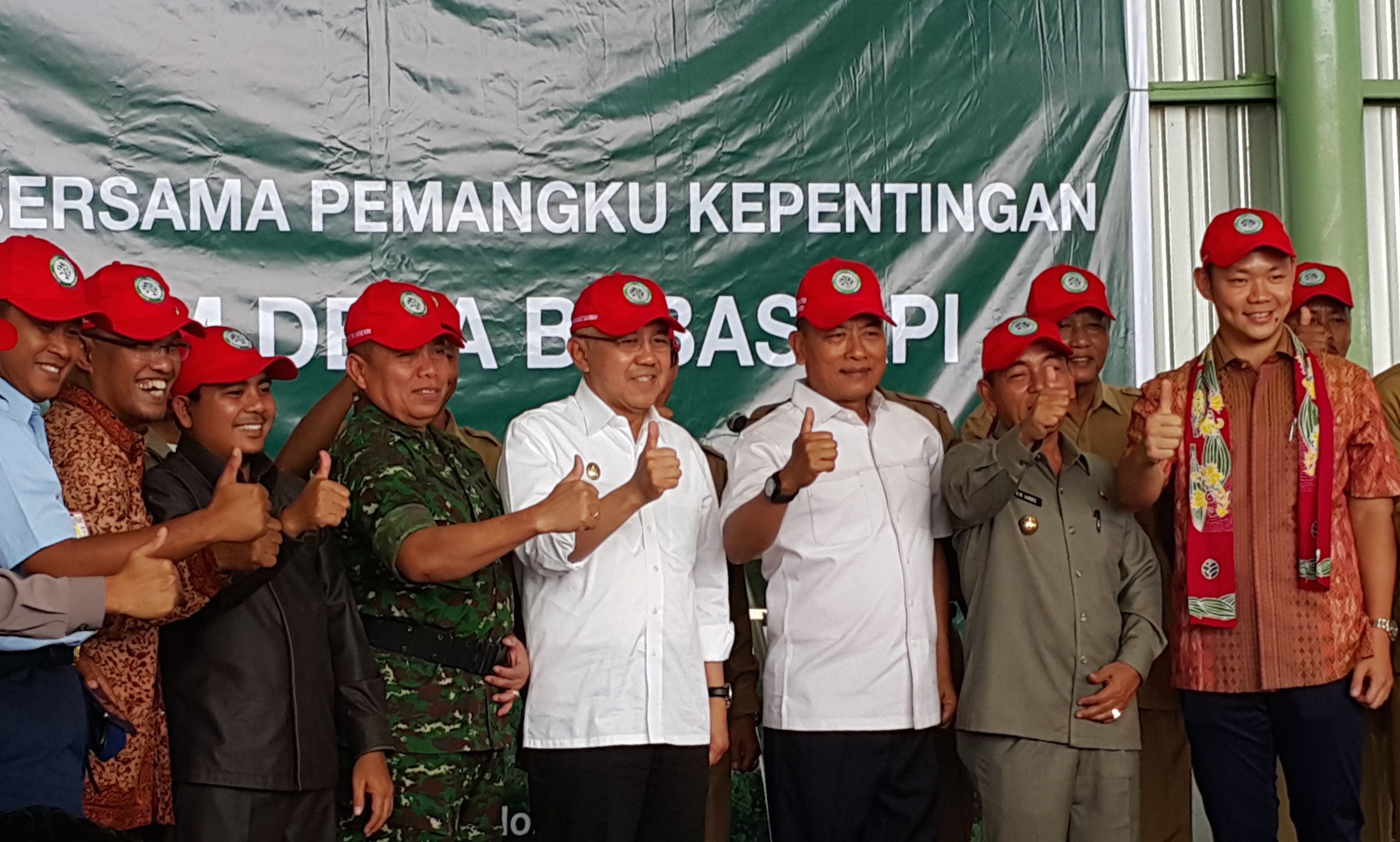 Fire Free Village program launch attended by Riau interim governor, law enforcement officials, Pelalawan regent chief, Gen. TNI (ret.) Moeldoko and Anderson Tanoto from RGE. 