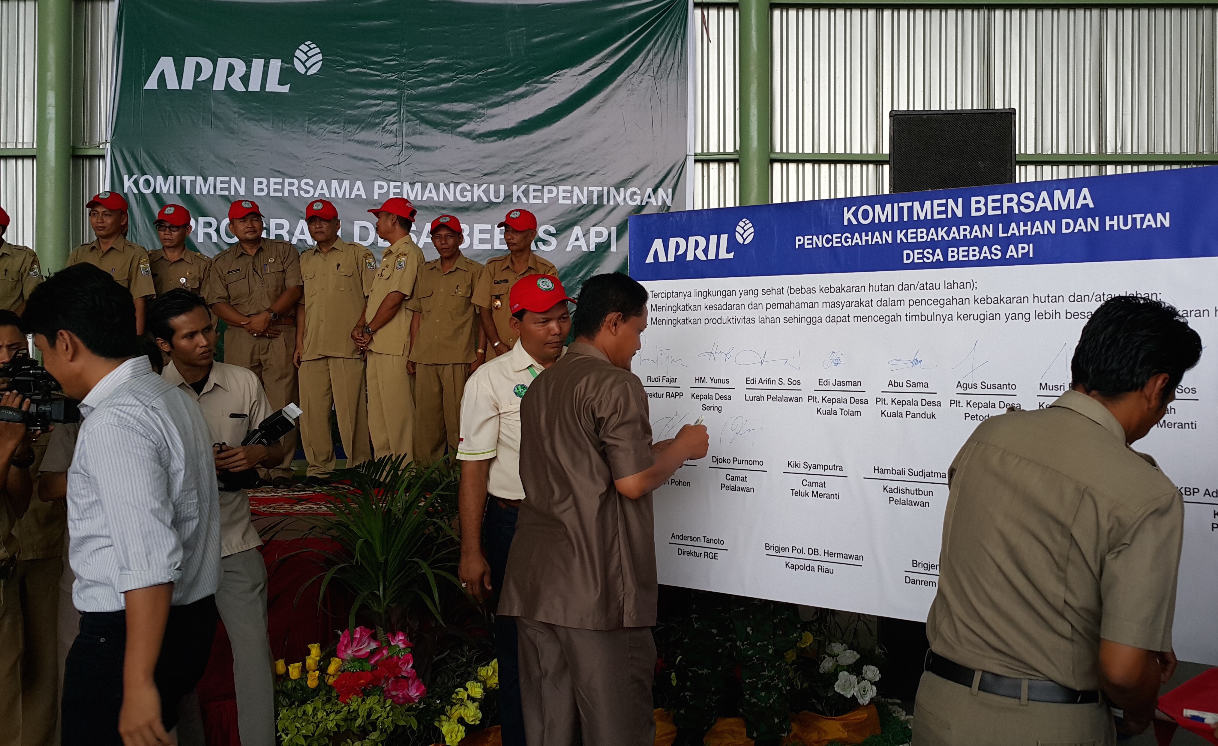 Village chiefs, NGOs, local government and APRIL representatives signs the Fire Free Village Collaboration placard