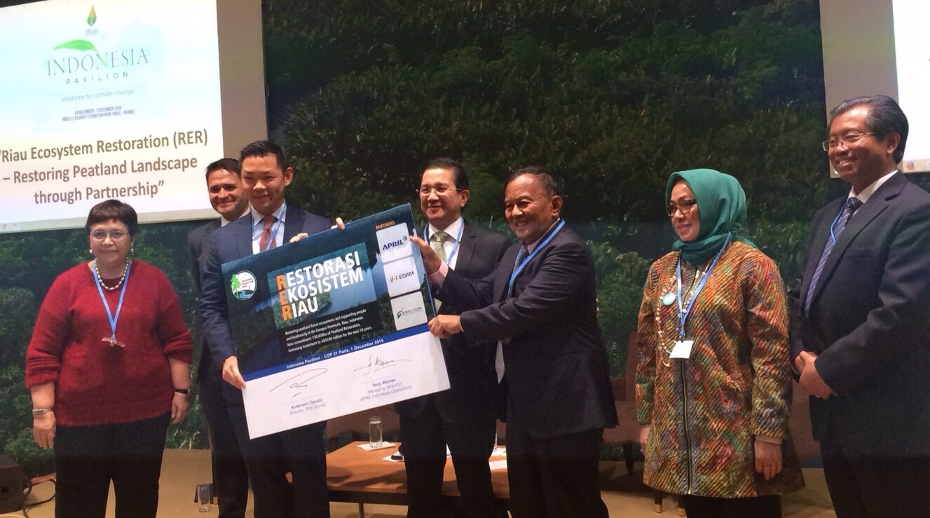 Anderson Tanoto and Rachmat Witoelar, climate change special envoy of the President of the Republic of Indonesia holding the RER expansion announcement placard. 