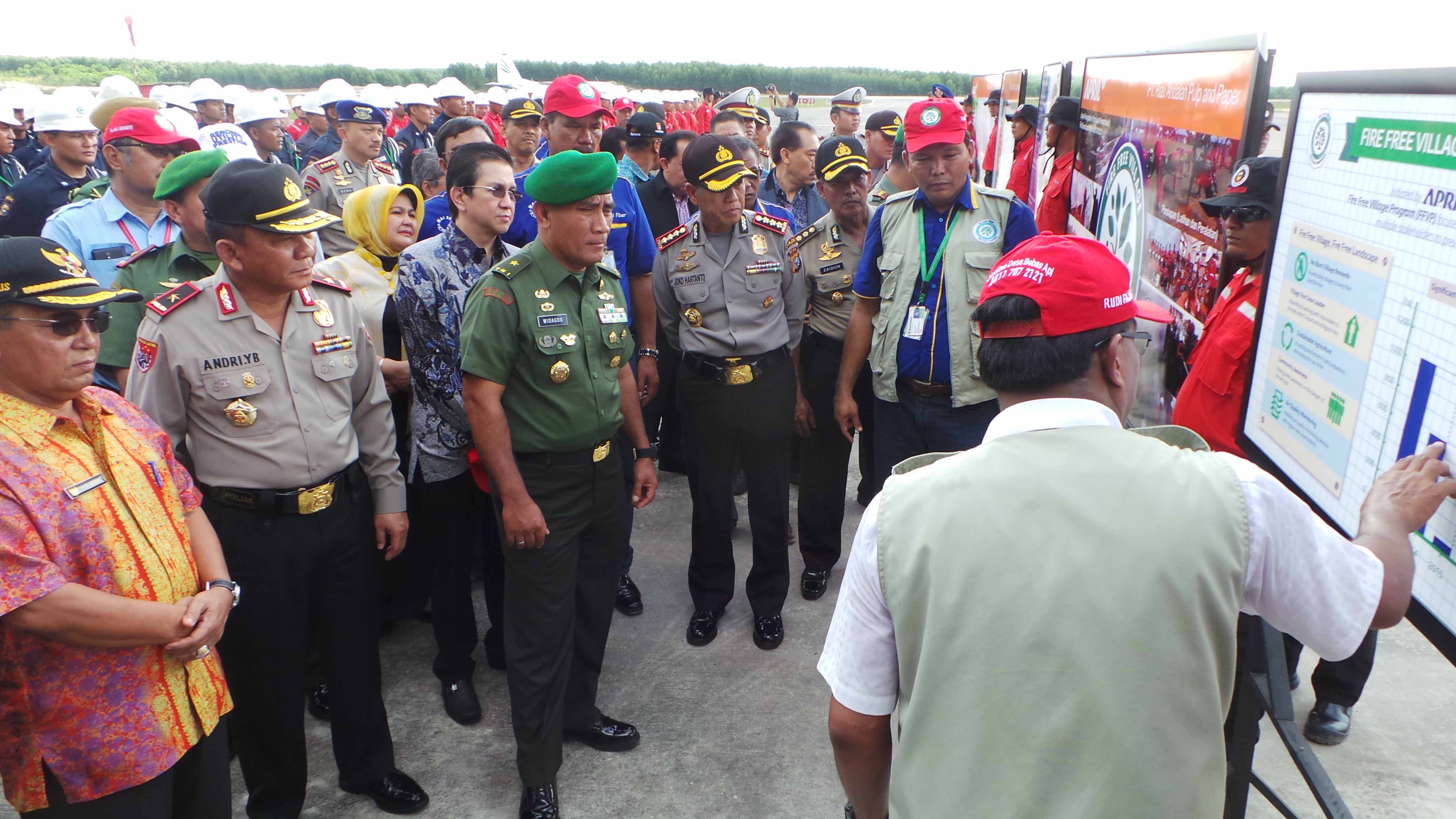 Rudi Fajar, Direktur Riau Andalan Pulp & Paper menjelaskan perpanjangan Program Desa Bebas Api (FFVP) kepada Bupati Pelalawan, HM Harris dan tamu pada acara peluncuran.