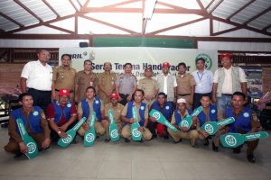 Villagers with government officials and RAPP representatives.