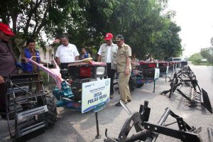 Village chiefs inspects the hand tractors with Rudi Fajar, RAPP Director