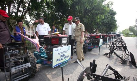 Village chiefs inspects the hand tractors with Rudi Fajar, RAPP Director