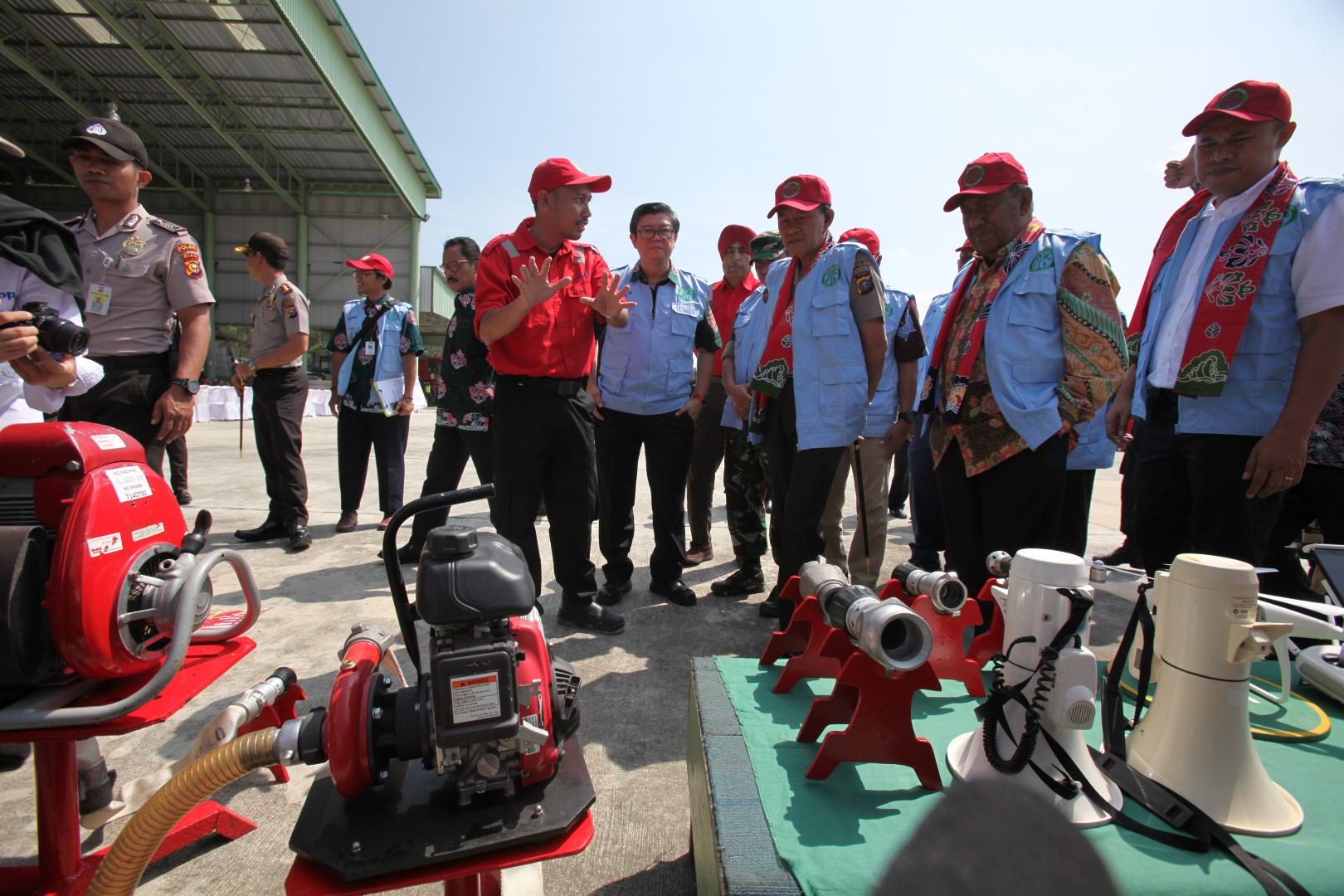 Vice Governor of Riau, Wan Thamrin Hasyim (second from right) and other dignitaries receiving a briefing on PT RAPP’s fire suppression capabilities